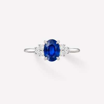 CINDERELLA Oval Verlobungsring mit 0.88 ct Royal-Blue-Saphir und sechs Seitendiamanten in 950 Platin – Frontansicht