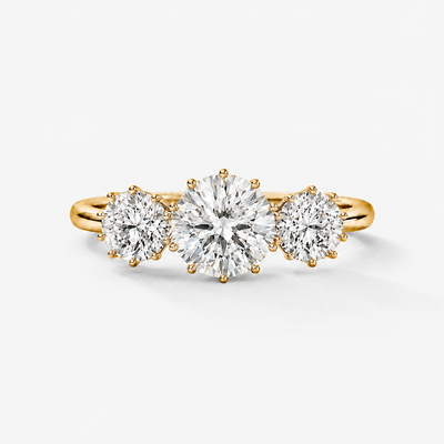 GISELLE ANTIQUE Trilogy Round Verlobungsring in 18k Gelbgold, drei runde Diamanten mit 3.30ct total und zehn feinen Griffen je Stein, Frontansicht