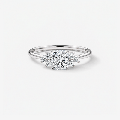 Cinderella Verlobungsring mit 0.60ct Cushion Cut Diamant als Hauptstein, 6 feine Diamanten als Seitensteine, Platinum Fassung 