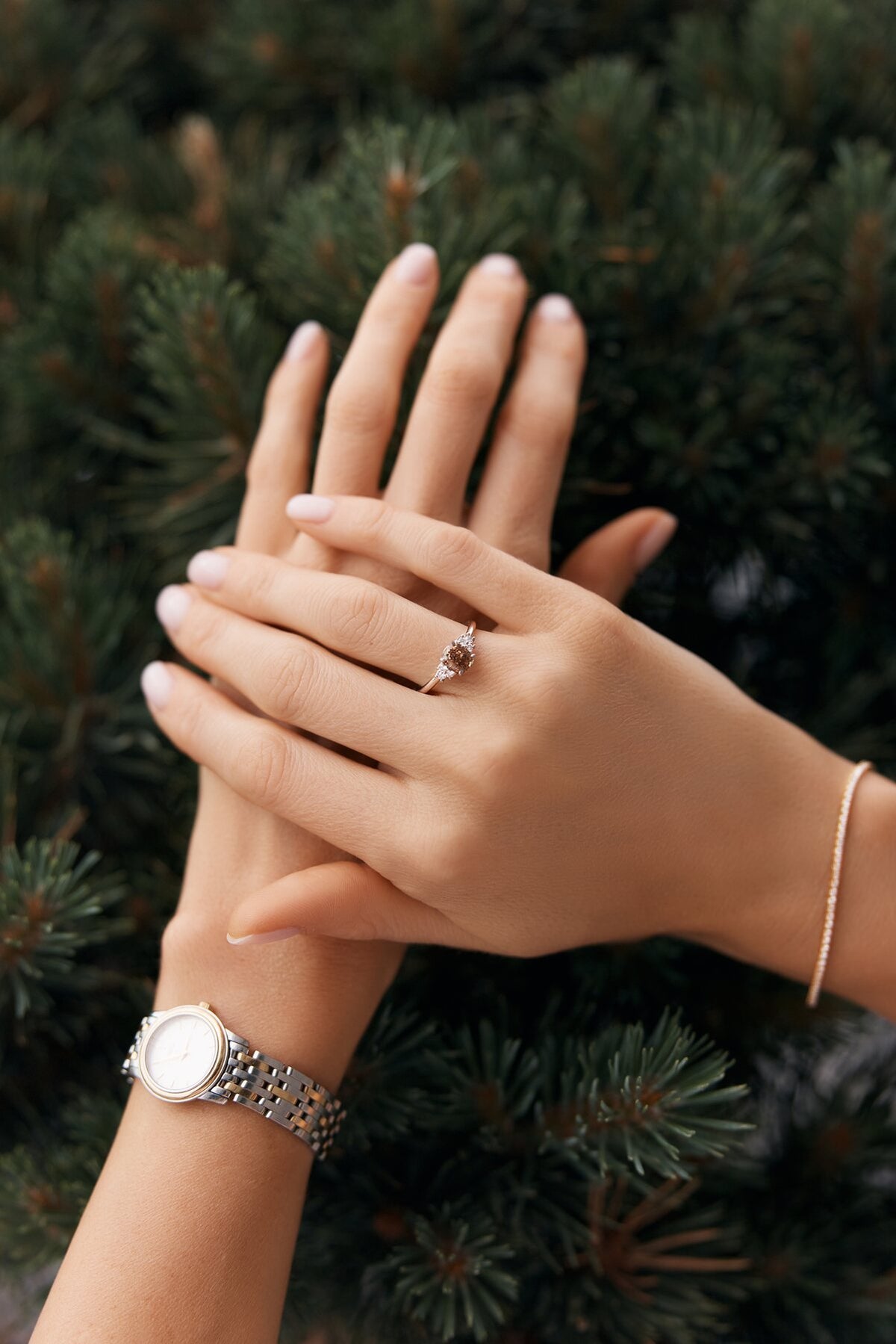 GISELLE CINDERELLA Desert Cushion Cut Verlobungsring mit 1.20ct Champagner Diamant in 18k Roségold an einer Hand