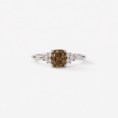 GISELLE CINDERELLA Desert Verlobungsring in Platin mit 1.20 ct Fancy Dark Yellowish Brown Cushion-Diamant und sechs weissen Brillanten – Frontansicht