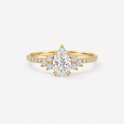 CINDERELLA Pear Pavé Verlobungsring in Gelbgold – Frontansicht mit 0.70 ct Hauptdiamant