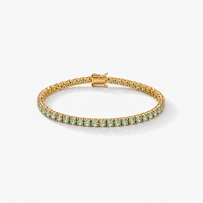 GISELLE Classic Tennis Armband mit grünen Saphiren in 18k Gelbgold – Gesamtansicht ohne schwarze Rhodinierung.