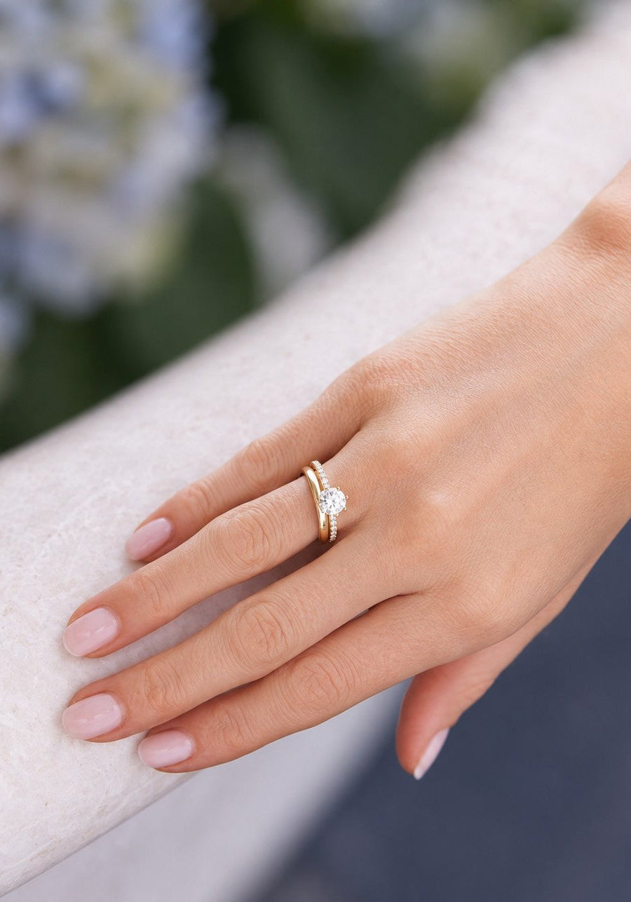 Hand mit Promise Round Pavé Verlobungsring und Classic Lady Ehering