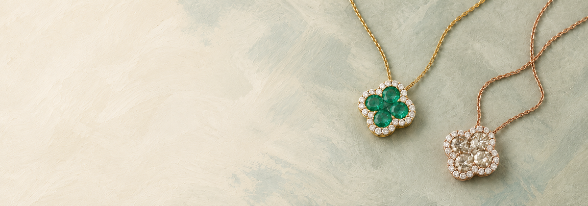 Legacy of Elegance Halsketten mit grünen Smaragden und beigen Diamanten auf salbeigrünem Hintergrund