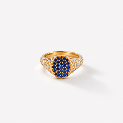 Petite Posh Blauer Saphir mit weissen Diamantschultern in 18k Gelbgold – aufliegende Produktansicht