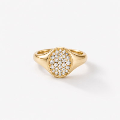 Petite Posh Signet Pinky Ring Crown in 18k Gelbgold mit weissen Diamanten – aufliegende Produktansicht