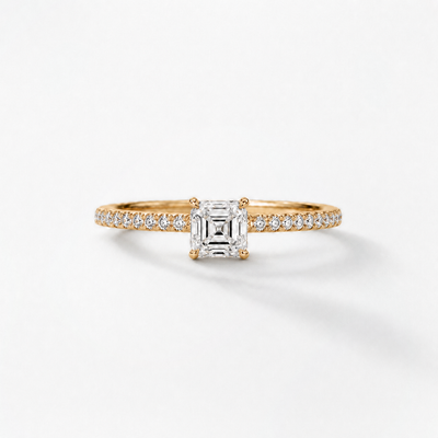 GISELLE PROMISE Asscher Pavé Verlobungsring aus 18k Gelbgold mit natürlichem Asscher Cut Diamanten 0.70ct, Frontansicht