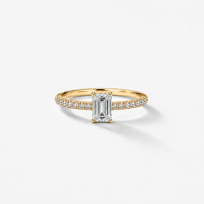 GISELLE PROMISE Emerald Pavé Verlobungsring in 18k Gelbgold mit natürlichem 0.70ct Emerald Cut Diamanten und diamantbesetzter Ringschiene, Frontansicht