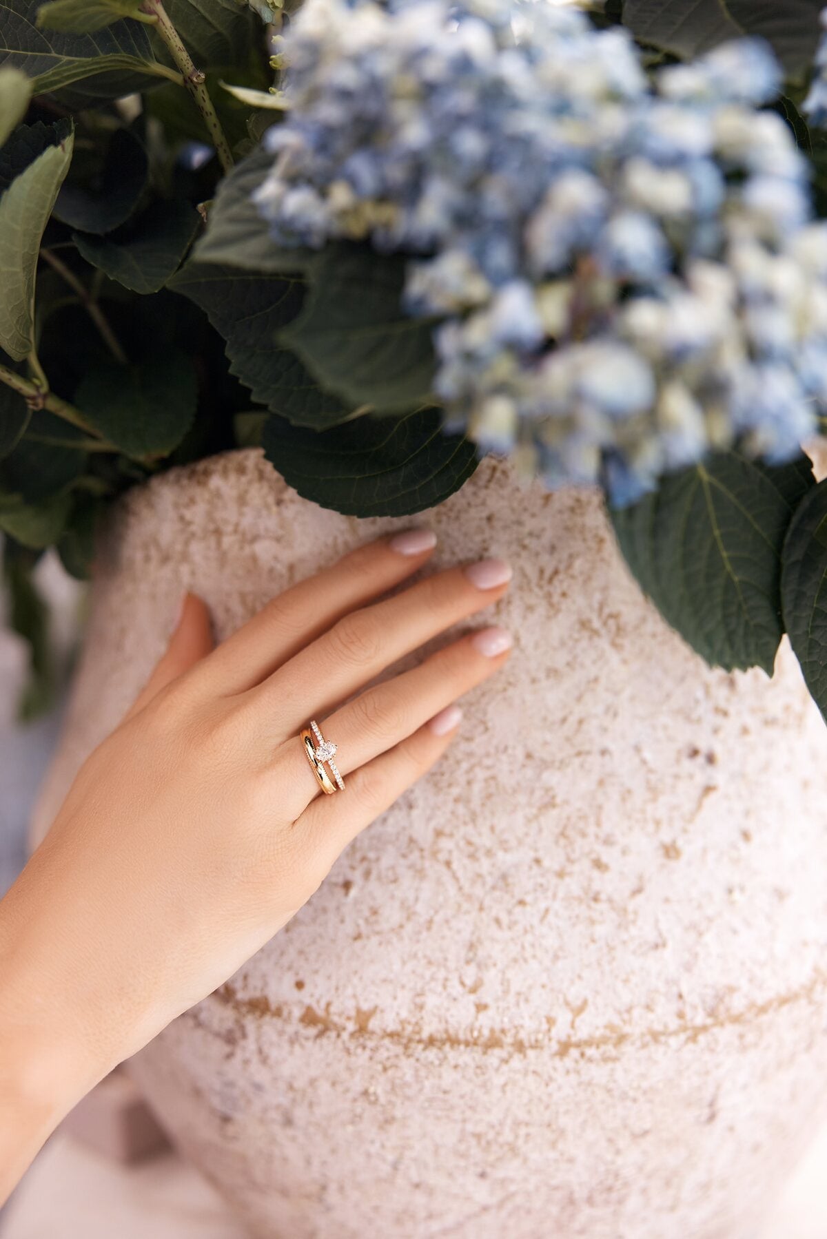 GISELLE PROMISE Oval Pavé Verlobungsring mit 6-Griff-Fassung und HERITAGE Lady Ehering Milgrain an einer Hand
