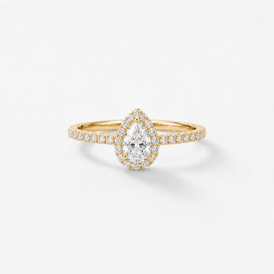 GISELLE PROMISE Pear Halo Verlobungsring in 18k Gelbgold mit natürlichem 0.50ct Pear Cut Diamanten, Brillantenkranz und diamantbesetzter Ringschiene, Frontansicht
