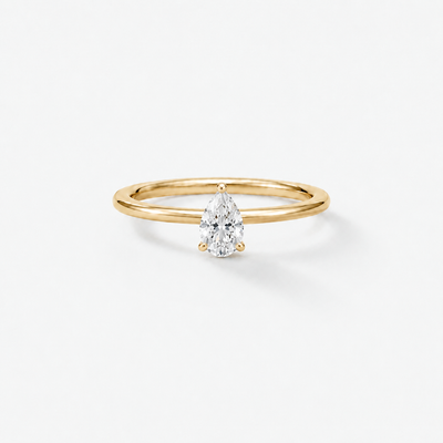 GISELLE PROMISE Pear Solitaire Verlobungsring in 18k Gelbgold mit natürlichem 0.50ct Pear Cut Diamanten in 3-Griff-Fassung, Frontansicht